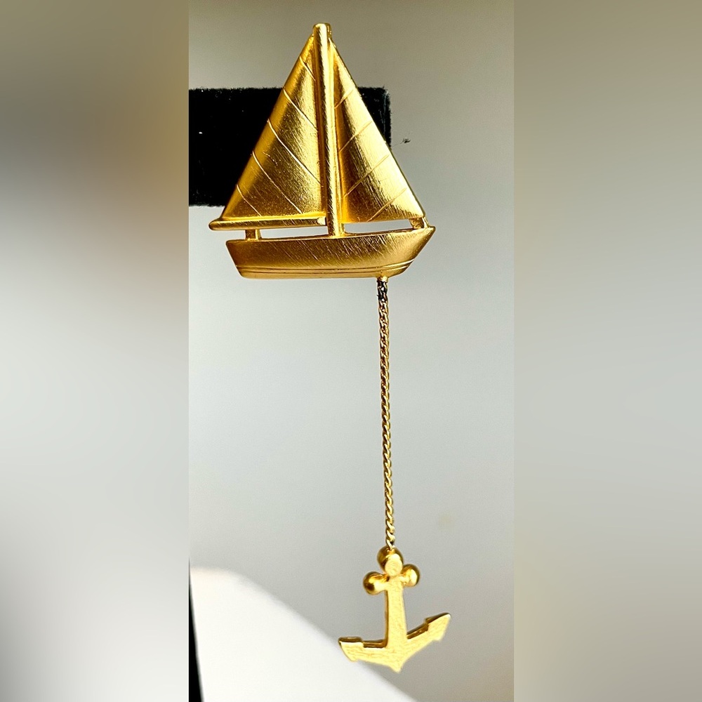 JJ Jonette Vintage Gold Sailboat Anchor Dangle Brooch Pin Nautical Coastal Chic - Picture 2 of 9